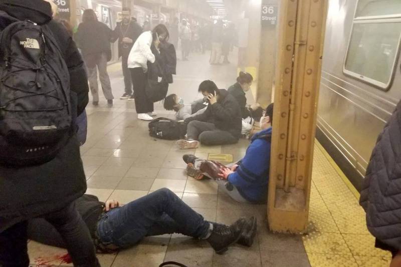 В результате стрельбы на одной из станций метро Нью-Йорка пострадали 13 человек