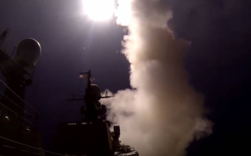 Минобороны показало кадры ночной стрельбы крылатыми ракетами «Калибр» в рамках спецоперации на Украине