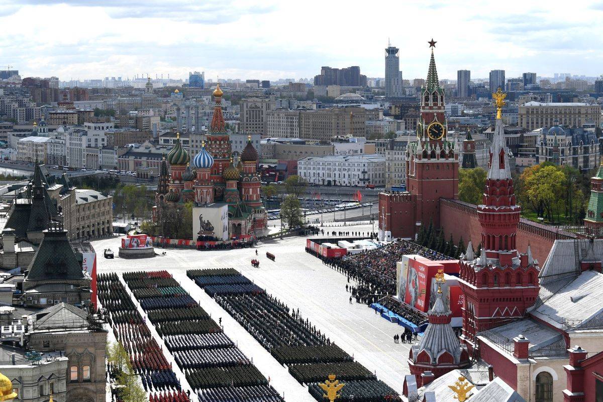 Парад Победы в Москве прошёл при закрытом драпировкой Мавзолее Ленина