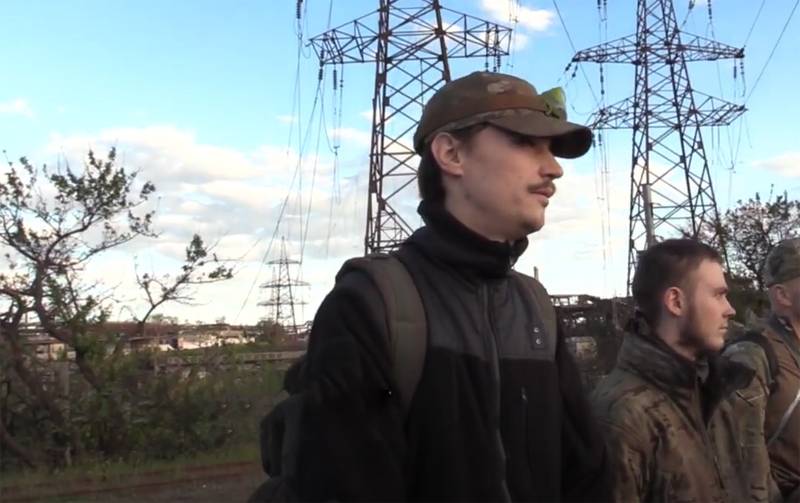 Azovstal에서 우크라이나 군대의 25 번째 여단의 대담한 죄수와의 대화가 비디오에 포착되었습니다.