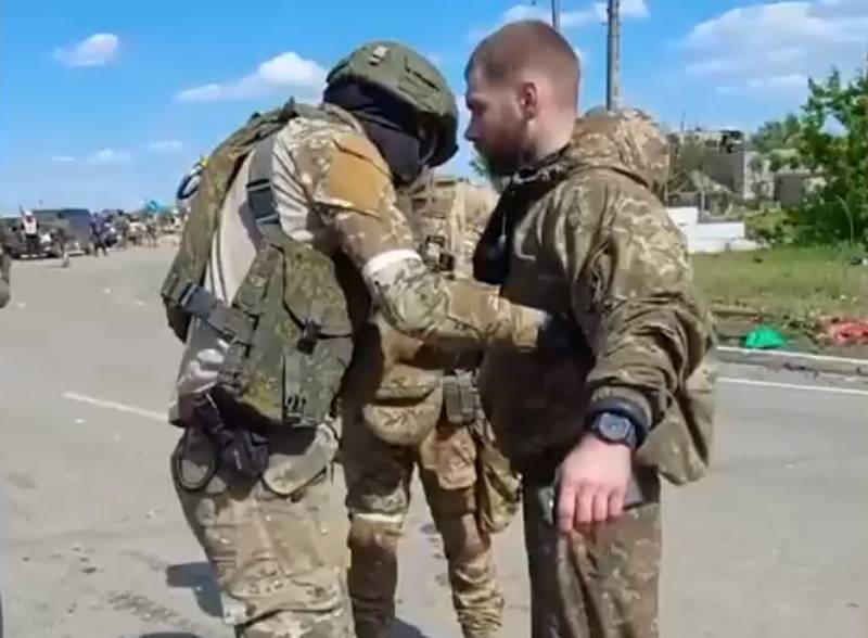 우크라이나 국군 36 여단 소령 "Volyn"은 Azovstal에서 포로로 잡힐 때 스마트 폰을 제거하지 않았습니다.