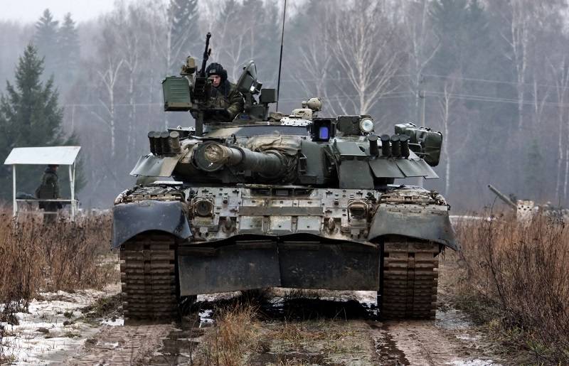 Pourquoi le T-80U a-t-il un tablier en caoutchouc et des tasses sur la tourelle