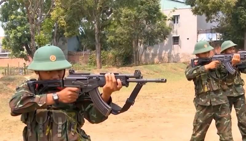 Вьетнамские войска вооружаются местной копией израильской винтовки Galil