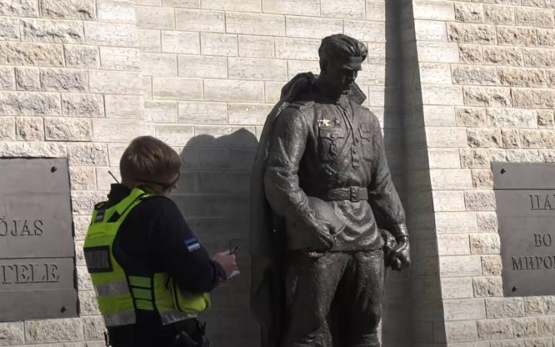 Премьер Эстонии призвала снести памятники советским солдатам на территории республики
