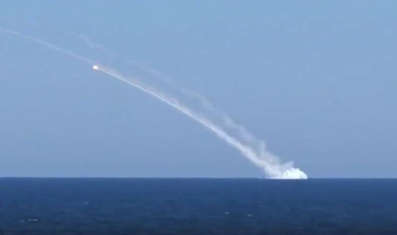 Минобороны показало кадры пуска крылатых ракет Калибр с борта подводной лодки в рамках спецоперации на Украине