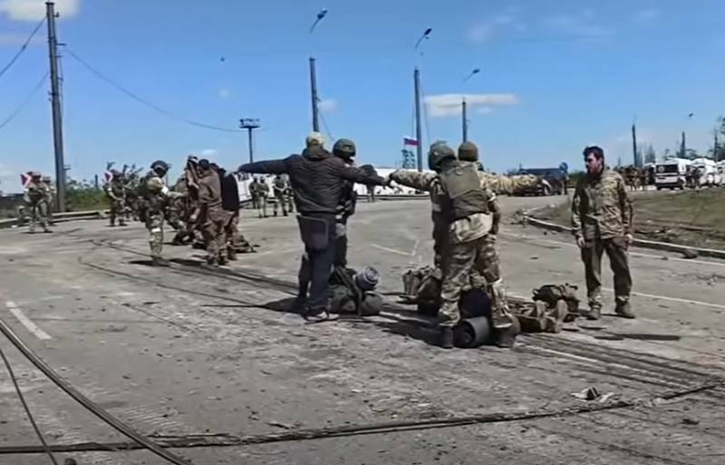Появились новые кадры с массовой сдачей в плен украинских военных на заводе «Азовсталь»