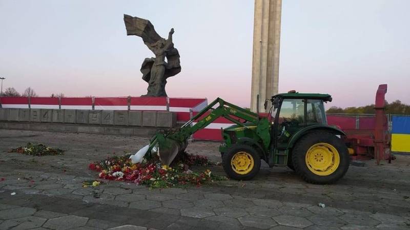 В Латвии бульдозером убрали возложенные 9 мая к памятнику Освободителям Риги цветы