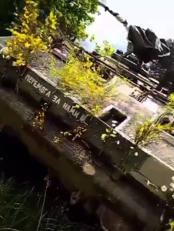 我驻乌克兰部队将印有“胜利属于我们”字样的荷兰YPR-765步兵战车作为战利品