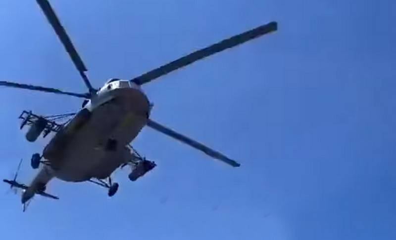 Pekerjaan ditunjukkan dari cabriolet helikopter Mi-8 Angkatan Bersenjata Ukraina di daerah muara Dnieper
