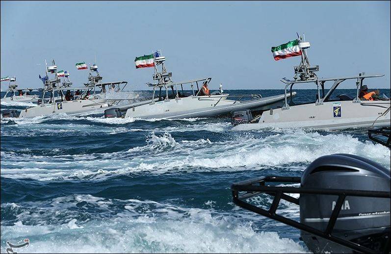 «Небезопасные» маневры катеров спецназа КСИР Ирана перед кораблями ВМС США попали на видео