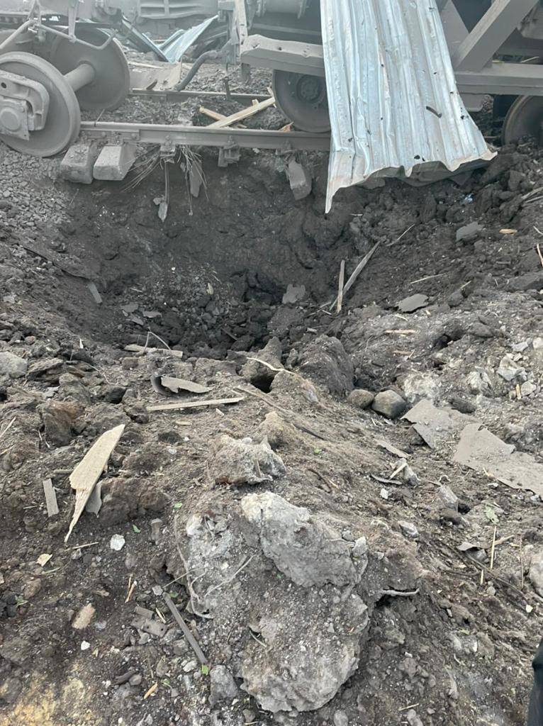 Украинская сторона показала последствия ракетного удара по Панютинскому ремонтному заводу