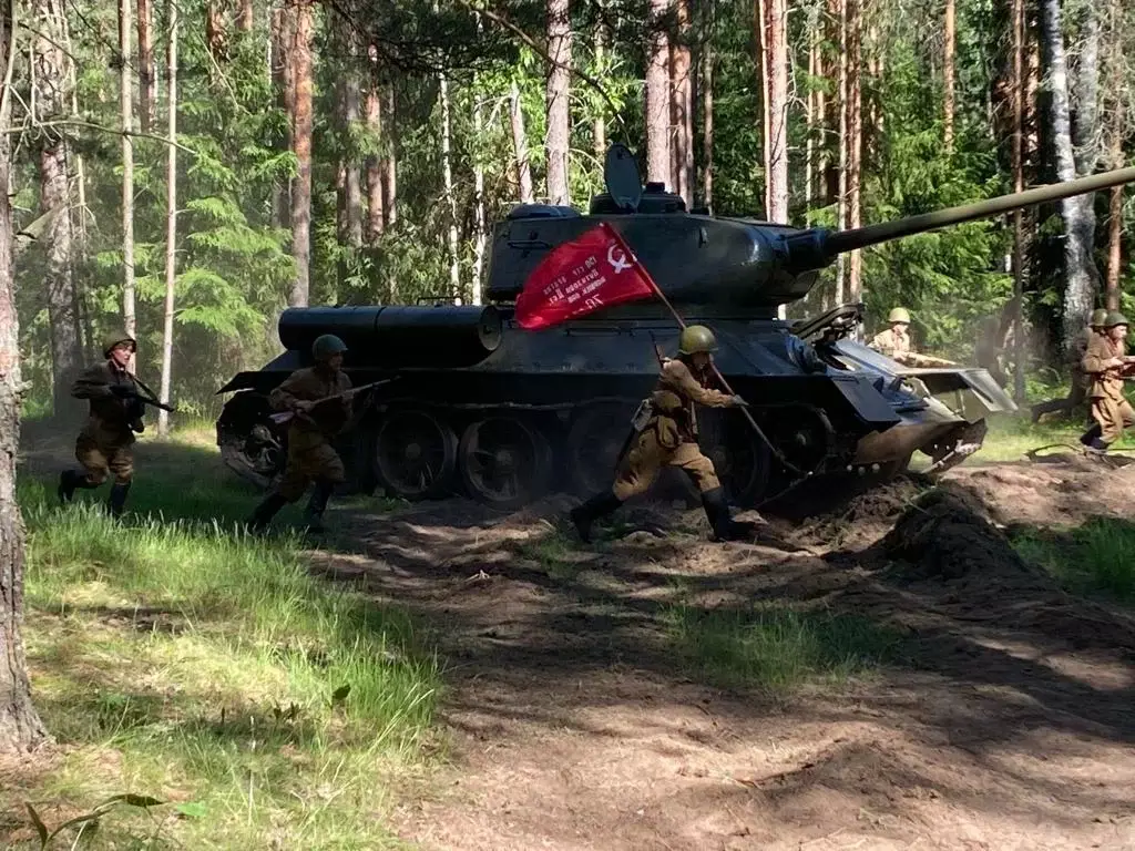 Завершились практические занятия Первой военно-исторической дивизии имени  Пионеров Героев по предмету «Экипаж танка Т-34»