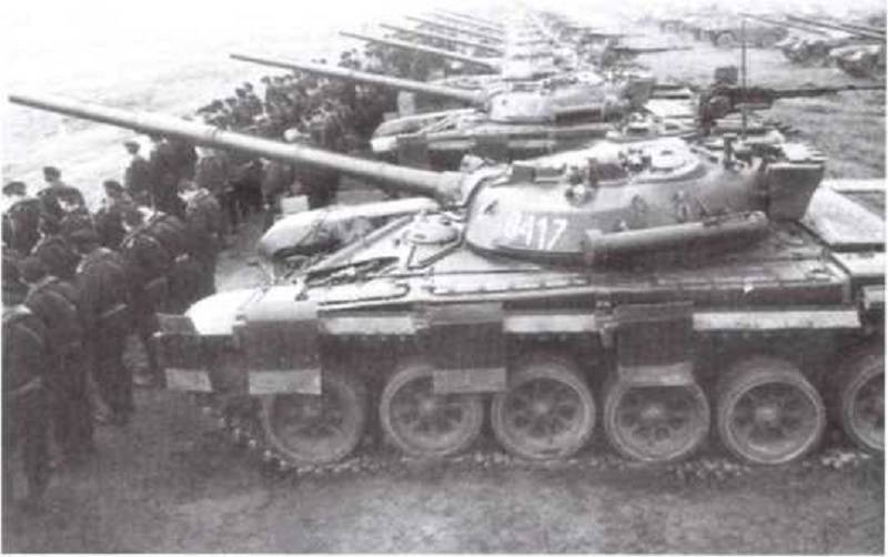 טנקים T-72M של הצבא הפולני. מקור: https://arsenal-info.ru/b/book/2002113586/8