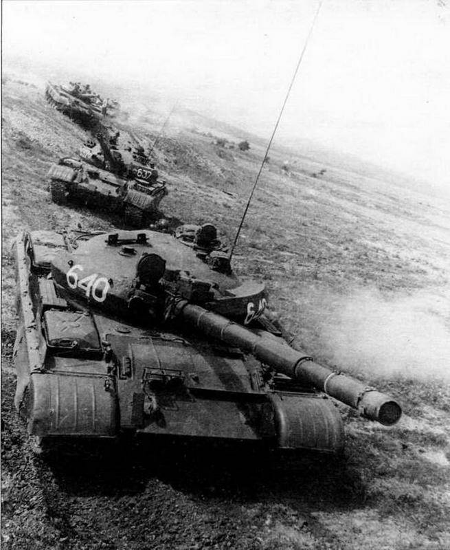 Σοβιετικό T-62M στην πορεία. Πηγή: arsenal-info.ru