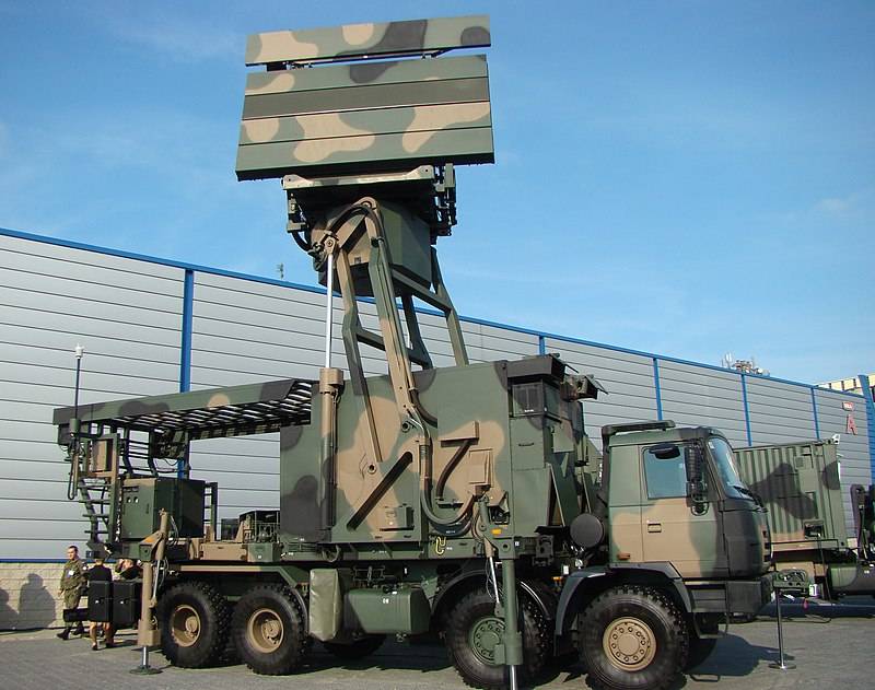 Nowoczesne środki radarowego sterowania przestrzenią powietrzną i systemami kierowania obroną powietrzną w Polsce