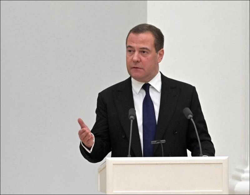 Вряд ли можно представить, чтобы кто-то назвал Гельмута Коля ливерной колбасой: Медведев написал о вырождении европейских политиков