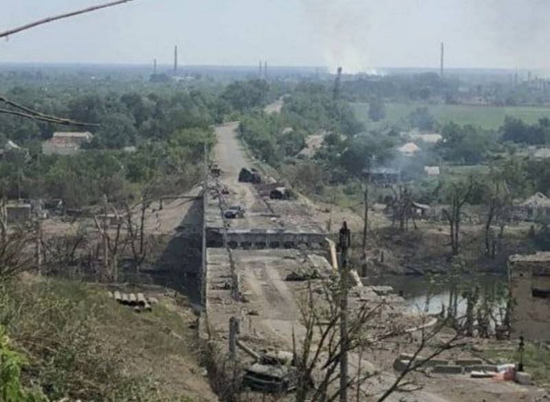 Последний мост, связывающий Северодонецк с Лисичанском, уничтожен
