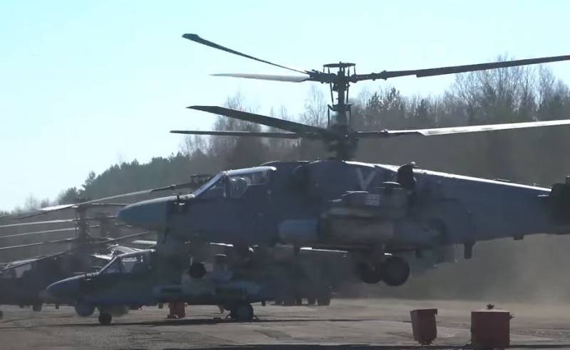 Минобороны показало кадры уничтожения украинской бронетехники ударными вертолётами Ка-52