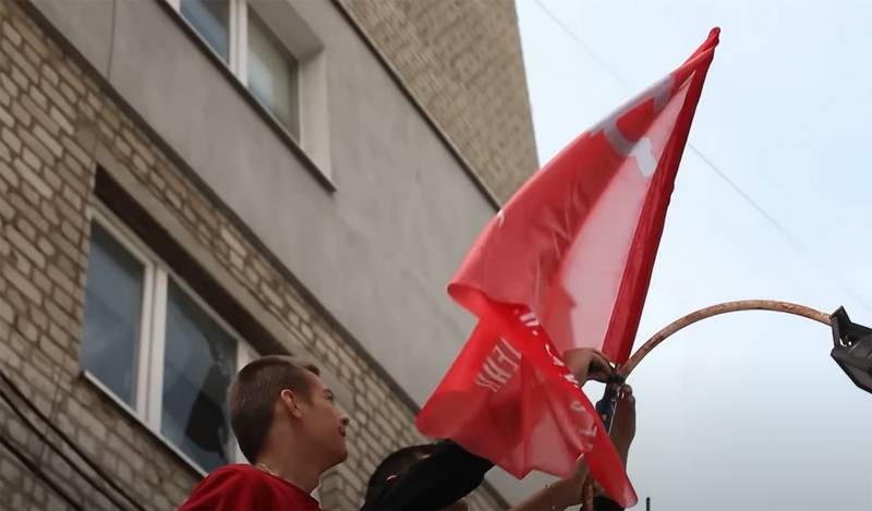 Сюжет французских журналистов из Лисичанска: Жители города аплодировали поднятию флага Красной Армии