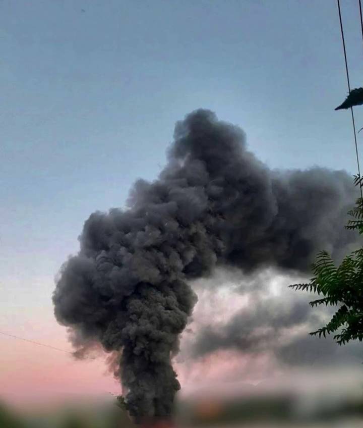 Hàng không và pháo binh của Lực lượng vũ trang Nga đang phá hủy các vị trí của đối phương ở Avdiivka, khói có thể nhìn thấy từ trung tâm Donetsk