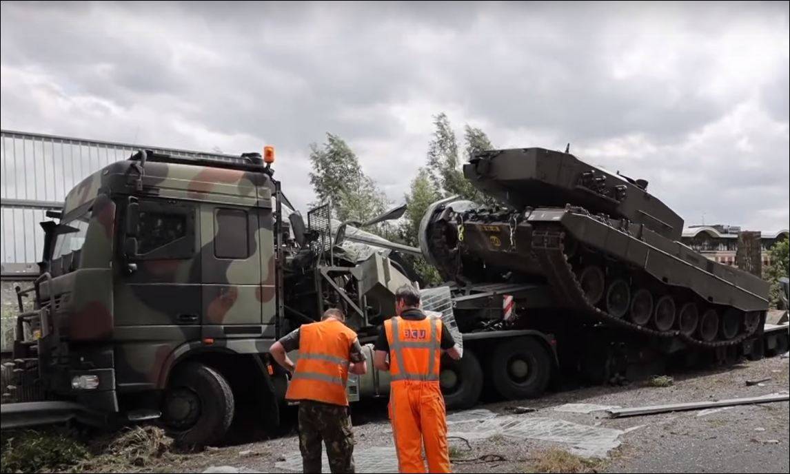 В Нидерландах перевозивший танк армейский грузовик врезался в шумовой  барьер автомагистрали