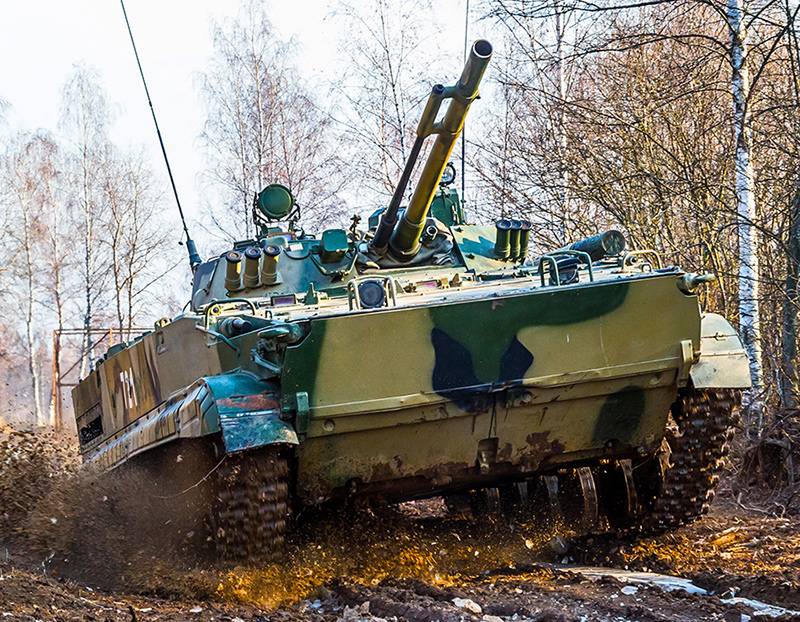 Το BMP-3 είναι μια συμβίωση πυροβόλων 30 mm και 100 mm για την πιο αποτελεσματική καταστροφή στόχων. Πηγή: arsenal-info.ru
