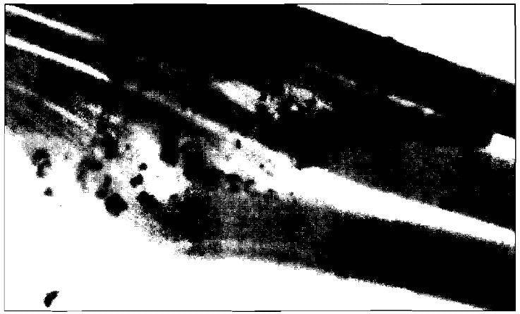 Εικόνα ακτίνων Χ της κίνησης ενός επικρουστήρα καρβιδίου σε ένα στρώμα textolite πίσω από ένα φύλλο χάλυβα. Πηγή: “Ειδικά θέματα πεπερασμένης βαλλιστικής”