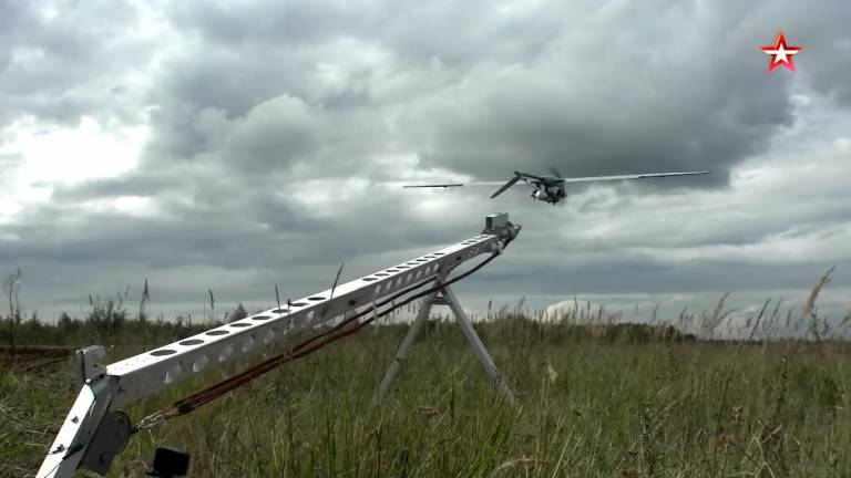 연습 및 전투에서 UAV "Lastochka-M"