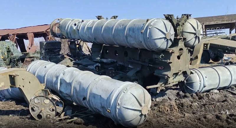 Показано уничтожение пусковой установки ЗРК С-300 российской пехотой на одном из начальных этапов спецоперации