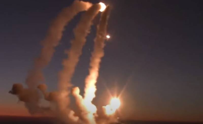 Ударом крылатых ракет Калибр уничтожен склад с боеприпасами для американских РСЗО HIMARS