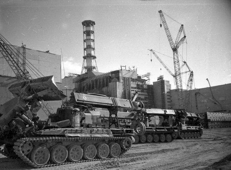 Equipped with lead protection IMR-2 during the construction of the sarcophagus over the destroyed reactor. Source: souzchernobylnsk.ru