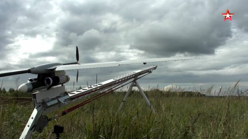 无人机“Lastochka-M”在演习和战斗中