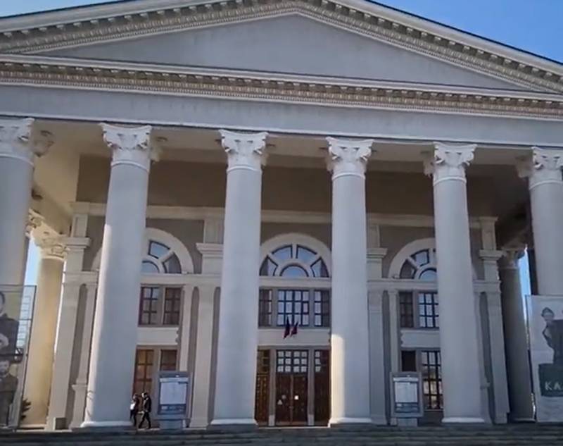 ВСУ нанесли удар по зданию театра Донецка в момент прощания там с полковником Ольгой Качурой