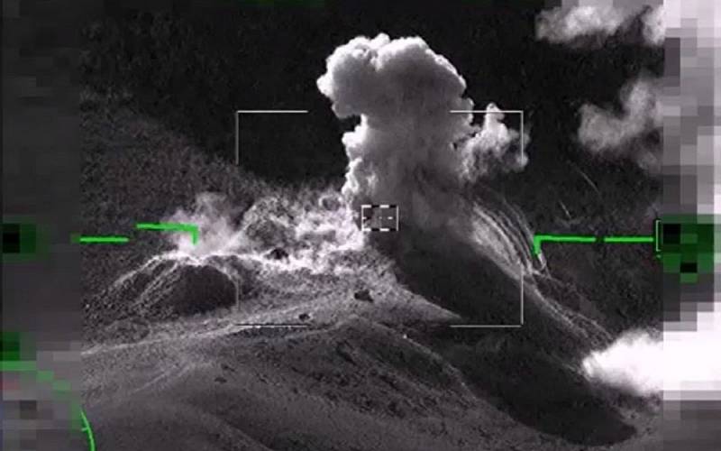 ВКС показали уничтожение обученных США сирийских боевиков, укрывшихся в пещерах