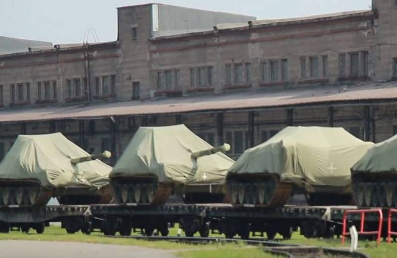 Уралвагонзавод отправил в войска партию танков Т-90М Прорыв и ремонтно-эвакуационных машин БРЭМ-1М