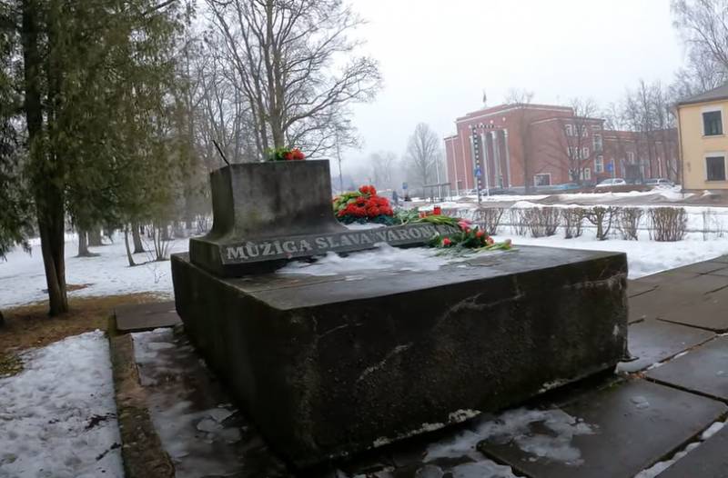 Латвийская прокуратура не стала привлекать к ответственности гражданина за осквернение памятника советским воинам-освободителям