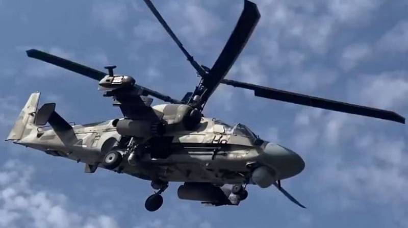 Минобороны показало кадры удара вертолёта Ка-52 по опорному пункту ВСУ с кабрирования