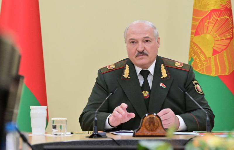 Лукашенко назвал Макрона и Шольца политической мелкотой