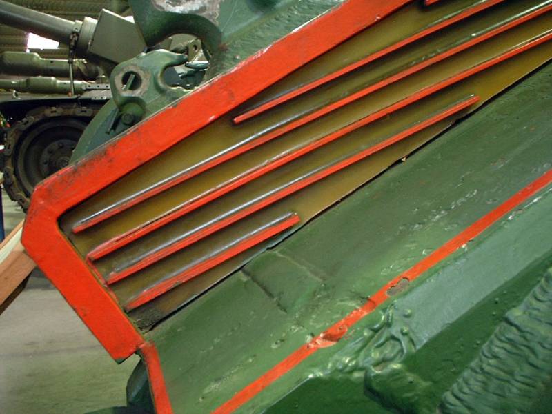 Additional protection block on the upper frontal part of the T-62M hull in section. Source: btvt.narod.ru
