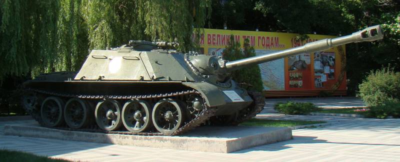 The Soviet SU-122-54 is a representative of the kind of "endangered" post-war self-propelled guns with a cabin layout. Source: en.wikipedia.org