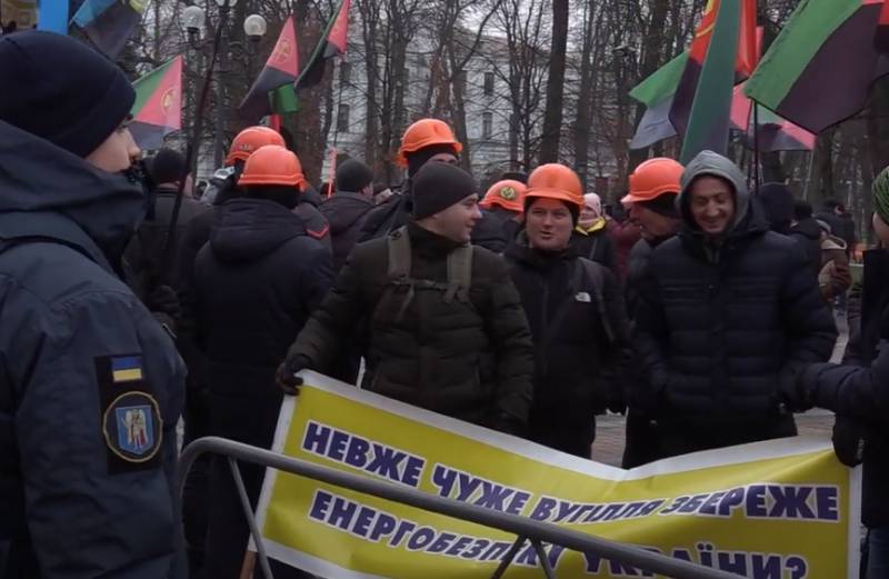 Ukrajinští horníci se kvůli protestu proti novému řediteli dolu rozhodli poslat na frontu
