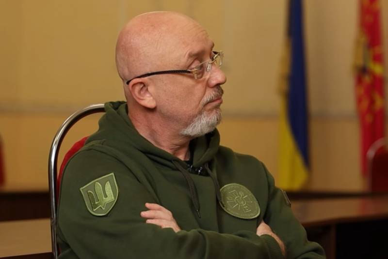 乌克兰国防部负责人谈到禁止军龄男子离开该国