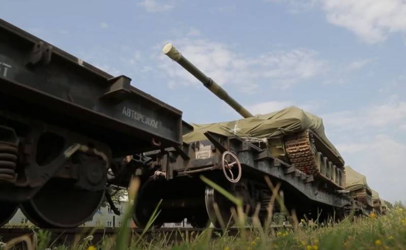 Новая партия танков Т-90М Прорыв и инженерных машин БРЭМ-1М передана военным