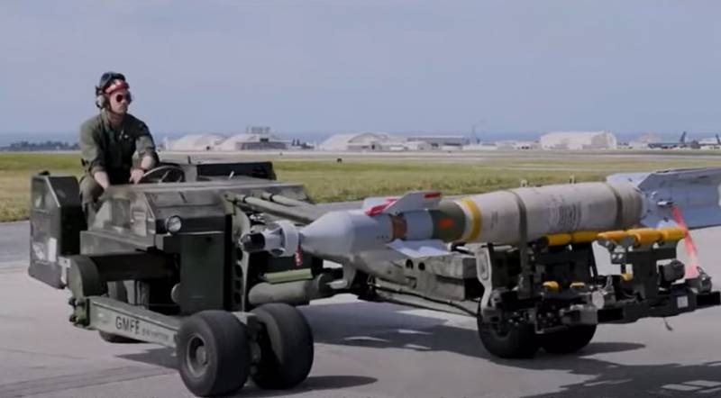 Загрузка авиационных боеприпасов в истребитель пятого поколения F-35