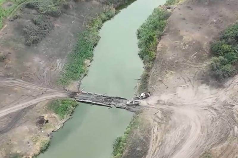 Bojownicy Sił Zbrojnych Ukrainy zamieścili materiał filmowy przedstawiający niezakłócony przejazd sprzętu przez rzekę w kierunku Chersoniu