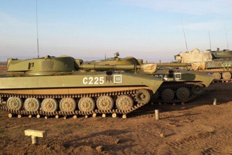 Soldaten der NM LPR fordern das ukrainische Militär mit Hilfe von Propagandagranaten zur Kapitulation auf