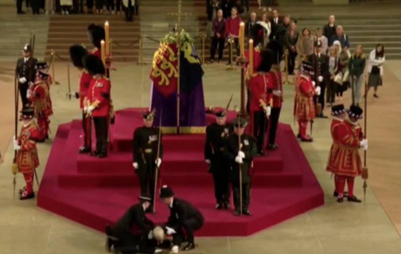 在威斯敏斯特大厅举行的伊丽莎白二世女王告别仪式上，皇家卫队倒下了