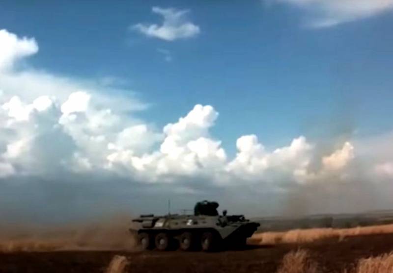 우크라이나에서 러시아 BTR-82A와 미국 M113의 대결 결과가 보여진다.