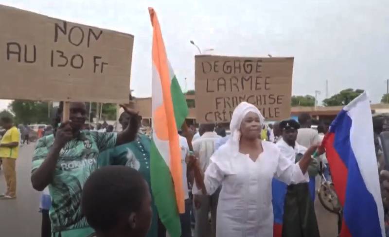 フランス軍の存在に反対するロシアの旗の下でのデモは、別のアフリカの州で行われました