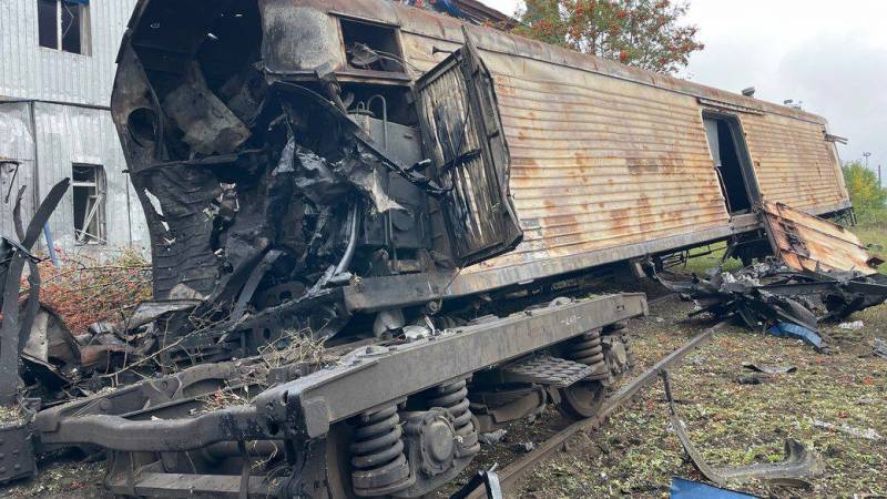 ظهرت صور على الشبكة مع تداعيات قصف محطة في غرب خاركوف وقت تواجد قطارات تحمل بضائع للقوات المسلحة الأوكرانية.